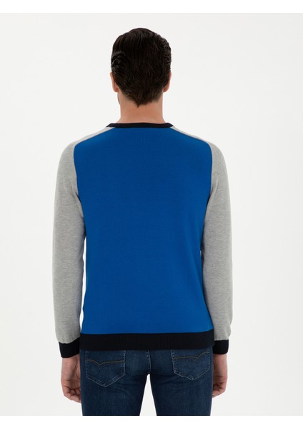 Erkek Saks Slim Fit Kazak 50272470-VR045 <p STYLE="PADDING-BOTTOM:10PX;">GÖZ Alıcı Sax Rengi, Enerjik ve Dinamik Bir Görünüm Sunarak Modanın En Canlı Tonlarından Biri Olmaktadır. Canlı Mavi ile Yeşil Arasında Bir Denge Kuran Sax Rengi, Özellikle Kış Sezonunda Karamsar Havalara Meydan Okuyarak Stilinizi Öne Çıkarmaktadır ve Aydınlatmaktadır. Uzun Kolları, Soğuk Havalarda Ek Koruma Sağlarken, Bisiklet Yaka Detayı Boyun Ise Modern Bir Hava Katmaktadır.aynı Zamanda Bisiklet Yaka Detayı, Boyun Etrafını Şık Bir Şekilde Çerçeveleyerek Modern Bir Hava Katmaktadır. <p STYLE="PADDING-BOTTOM:10PX;">SLIM Fit Kesimi, Vücut Hatlarını Etkileyici Bir Şekilde Ortaya Çıkarırken, Aynı Zamanda Şıklığı Da Ön Plana Çıkarmaktadır. Desenli Dokusu, Sıradanlıktan Uzak Bir Tarz Sunarak Her Ortamda Dikkat Çekmeyi Başarmaktadır. Modelin Boyu 188 Cm, Kilosu 83 Kg, Göğüs Ölçüsü 99 Cm, Bel Ölçüsü 83 cm ve Basen Ölçüsü 106 Cm'dir. Modelin Giydiği Beden 48 Olup, Tam Olarak Vücuda Oturarak Fit Bir Görünüm Sağlamaktadır. Herhangi Bir Kombinle Rahatlıkla Uyum Sağlayan, Zarafeti ve Konforu Bir Arada Sunarak Dolabınızın Vazgeçilmezi Olmaya Adaydır.