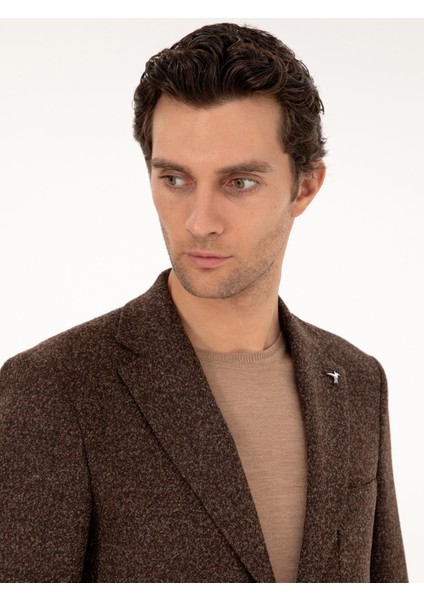 Erkek Kahverengi Slim Fit Yün Karışımlı Flanel Ceket 50291056-VR029 <p STYLE="PADDING-BOTTOM:10PX;">KAHVERENGI Ceket Klasik ve Modern Giyim Anlayışını Harmanlayan Şık Bir Tasarım Sunar. Slim Fit Kalıbı Vücuda Tam Oturarak Zarif ve Dengeli Bir Silüet Oluştururken, Rahatlık ve Hareket Özgürlüğü Sağlar. Yüksek Kaliteli Kumaşı ve Özenle Işlenen Detayları, Ceketin Uzun Ömürlü Bir Kullanım Sunmasına Katkıda Bulunur. <p STYLE="PADDING-BOTTOM:10PX;">MONO Yaka Tasarımı, Minimalist ve Sofistike Bir Görünüm Sunarak Ceketin Klasik Çizgisini Tamamlar. Mono Yaka Tipi, Zamansız Bir Estetik Anlayışı Benimseyen Kullanıcılar Için Ideal Bir Seçenek Oluşturur. Mikro Desen Dokusu, Kumaşa Dinamik ve Rafine Bir Hava Kazandırarak Ceketin Derinliğini Artırır ve Şıklığını Vurgular. <p STYLE="PADDING-BOTTOM:10PX;">TORBA Cep Detayı, Cekete Klasik Bir Dokunuş Yaparken, Pratik Kullanımıyla Da Dikkat Çeker. Hafif ve Nefes Alabilir Kumaş Yapısı, Mevsim Geçişlerinde Konfor Sunarak Gün Boyu Rahat Bir Kullanım Deneyimi Yaşatır. Kahverengi Tonlarının Doğal ve Sıcak Yapısı, Toprak Tonları ve Nötr Renklerle Mükemmel Bir Uyum Sağlar. Ceket, Hem Iş Ortamında Hem De Özel Davetlerde Modern ve Stil Sahibi Bir Görünüm Sergilemek Isteyen Erkekler Için Ideal Bir Seçimdir. <p STYLE="PADDING-BOTTOM:10PX;">MODELIN Boyu 189 Cm, Kilosu Ise 72 Kg’dır. Modelin Göğüs Ölçüsü 103 Cm, Bel Ölçüsü 84 cm ve Basen Ölçüsü 100 Cm’dir. Model Üzerindeki Ürün Bedeni Ise 50'dir.