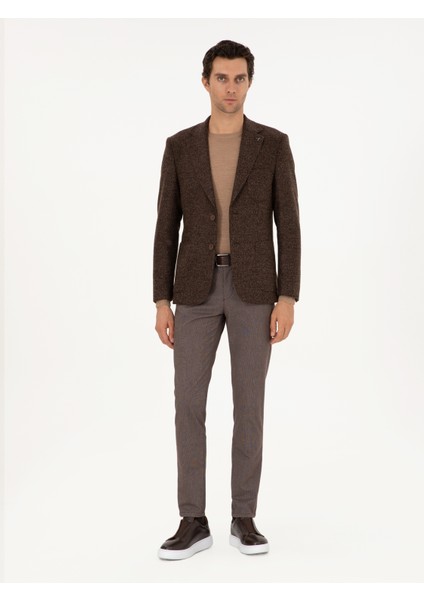 Erkek Kahverengi Slim Fit Yün Karışımlı Flanel Ceket 50291056-VR029 <p STYLE="PADDING-BOTTOM:10PX;">KAHVERENGI Ceket Klasik ve Modern Giyim Anlayışını Harmanlayan Şık Bir Tasarım Sunar. Slim Fit Kalıbı Vücuda Tam Oturarak Zarif ve Dengeli Bir Silüet Oluştururken, Rahatlık ve Hareket Özgürlüğü Sağlar. Yüksek Kaliteli Kumaşı ve Özenle Işlenen Detayları, Ceketin Uzun Ömürlü Bir Kullanım Sunmasına Katkıda Bulunur. <p STYLE="PADDING-BOTTOM:10PX;">MONO Yaka Tasarımı, Minimalist ve Sofistike Bir Görünüm Sunarak Ceketin Klasik Çizgisini Tamamlar. Mono Yaka Tipi, Zamansız Bir Estetik Anlayışı Benimseyen Kullanıcılar Için Ideal Bir Seçenek Oluşturur. Mikro Desen Dokusu, Kumaşa Dinamik ve Rafine Bir Hava Kazandırarak Ceketin Derinliğini Artırır ve Şıklığını Vurgular. <p STYLE="PADDING-BOTTOM:10PX;">TORBA Cep Detayı, Cekete Klasik Bir Dokunuş Yaparken, Pratik Kullanımıyla Da Dikkat Çeker. Hafif ve Nefes Alabilir Kumaş Yapısı, Mevsim Geçişlerinde Konfor Sunarak Gün Boyu Rahat Bir Kullanım Deneyimi Yaşatır. Kahverengi Tonlarının Doğal ve Sıcak Yapısı, Toprak Tonları ve Nötr Renklerle Mükemmel Bir Uyum Sağlar. Ceket, Hem Iş Ortamında Hem De Özel Davetlerde Modern ve Stil Sahibi Bir Görünüm Sergilemek Isteyen Erkekler Için Ideal Bir Seçimdir. <p STYLE="PADDING-BOTTOM:10PX;">MODELIN Boyu 189 Cm, Kilosu Ise 72 Kg’dır. Modelin Göğüs Ölçüsü 103 Cm, Bel Ölçüsü 84 cm ve Basen Ölçüsü 100 Cm’dir. Model Üzerindeki Ürün Bedeni Ise 50'dir.