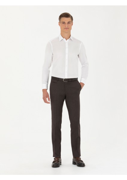 Erkek Beyaz Slim Fit Uzun Kollu Gömlek 50282392-VR013 <p STYLE="PADDING-BOTTOM:10PX;">%100 Pamuktan Üretilen, Iş ve Özel Hayatında Şıklığı Ön Planda Tutmak Isteyenler Için Ideal Bir Seçimdir. Beyaz Rengin Saf Havası, Slim Fit Kesimi ile Birleşerek Vücuda Tam Oturan Modern Bir Silüet Sunar. Cepsiz Tasarımı ile Sade Bir Görünüm Sağlarken, Ince Desen Detayları Gömleğe Şık Bir Dokunuş Katar. Pamuklu Yapısı Sayesinde Gün Boyu Rahatlık Sunan Gömlek, Cildin Nefes Almasına Yardımcı Olur ve Uzun Süreli Kullanımlarda Rahatlık Sağlar. <p STYLE="PADDING-BOTTOM:10PX;">UZUN Kollu Tasarımı, Dört Mevsim Kullanılabilir ve Özellikle Resmi Davetler Iş Toplantıları Ya Da Günlük Ofis Şıklığı Için Ideal Bir Tercih Oluşturur. Yumuşak Dokusu ile Cilde Dost Bir Yapı Sunar. Düğmeli Manşetleri ile Klasik Bir Stil Sunarken, Beyaz Rengin Sağladığı Şıklık ile Her Türlü Pantolon ve Ceketle Rahatça Kombinlenebilir. Desenli Yapısı ile Sade Bir Şıklık Sunar. Özellikle Takım Elbiselerle Mükemmel Bir Uyum Yakalayan Model, Özel Günler Için Etkileyici Bir Stil Oluşturur. <p STYLE="PADDING-BOTTOM:10PX;">M Beden Giyen Modelin Boyu 192 Cm, Kilosu Ise 85'tir. Göğüs Ölçüsü 103 Cm, Bel Ölçüsü 88 cm ve Basen Ölçüsü 104 cm Olan Modelde Gömlek Mükemmel Bir Uyum Sağlar. Slim Fit Kesim, Fit Vücut Yapısına Sahip Erkekler Için Kusursuz Bir Duruş Sunar. Gömleğin Sade Ama Etkileyici Duruşu, Hem Resmi Hem De Casual Tarzı Benimseyen Erkekler Için Uygun Bir Seçimdir.