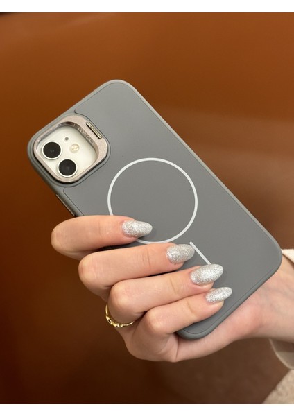 iPhone 11 Uyumlu Ince Magsafe Çizgili Metal Kamera Çerçeve Standlı Gri Kılıf indirimleri