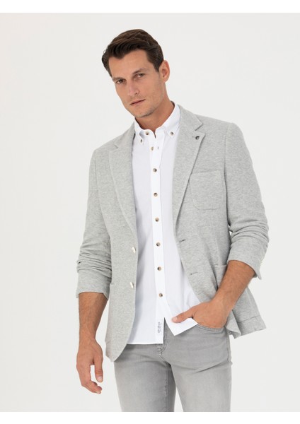 Erkek Gri Slim Fit Ceket 50264750-VR024 <p STYLE="PADDING-BOTTOM:10PX;">%93 Pamuk ve %7 Poliamid Karışımı Kumaşıyla Klasik Ceket, Gün Boyu Rahatlık Sağlar. Mono Yaka Tasarımı, Ceketin Klasik Çizgisini Korurken Minimal Bir Estetik Sunar. Mono Yaka, Cekete Temiz ve Düzenli Bir Görünüm Katarken, Iş Veya Günlük Ortamlarda Rahatlıkla Kullanılabilir Hale Getirir. Slim Fit Kalıbı ile Bedene Uyum Sağlayarak Vücut Hatlarını Zarif Bir Şekilde Öne Çıkarır, Böylece Modern Bir Siluet Yaratır. Ceketin Torba Cepleri, Işlevsel Bir Detay Sunar ve Rahat Bir Kullanım Sağlarken Ceketin Sade Yapısını Bozmadan Günlük Ihtiyaçlara Pratik Bir Çözüm Getirir. <p STYLE="PADDING-BOTTOM:10PX;">CEKETIN Yumuşak Gri Rengi, Birçok Farklı Renkle Kolayca Kombinlenebilme Imkânı Sağlar. Gri Ton, Hem Açık Hem De Koyu Tonlarla Mükemmel Uyum Yakalar. Kumaşın Dokusu, Hafif Esnek Yapısı Sayesinde Vücuda Doğal Bir Uyum Sunar ve Hareket Kolaylığı Sağlar. Her Bir Detayında Özenle Işlenmiş Dikişleri ve Kaliteli Işçiliği ile Dikkat Çeken Ceket, Sade Tarzından Ödün Vermeyenlerin Gardırobunda Kendine Özel Bir Yer Edinir. Şık Düğmeleri ve Cep Detayları, Ceketin Tasarımını Tamamlar. <p STYLE="PADDING-BOTTOM:10PX;">MODEL, 188 cm Boyunda, 85 kg Ağırlığında Olup, 100 cm Göğüs, 84 cm Bel ve 96 cm Basen Ölçülerine Sahip ve 48 Beden Giymektedir.