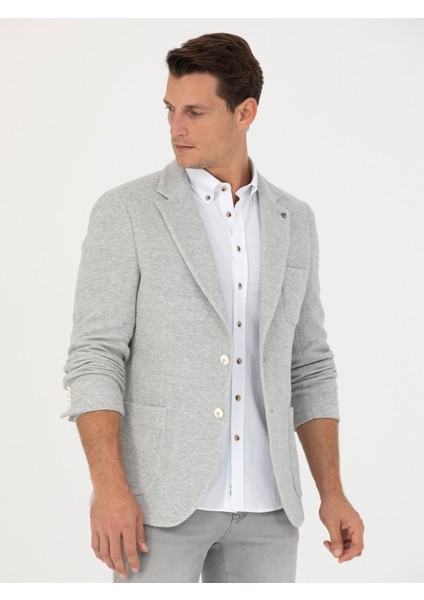 Erkek Gri Slim Fit Ceket 50264750-VR024 <p STYLE="PADDING-BOTTOM:10PX;">%93 Pamuk ve %7 Poliamid Karışımı Kumaşıyla Klasik Ceket, Gün Boyu Rahatlık Sağlar. Mono Yaka Tasarımı, Ceketin Klasik Çizgisini Korurken Minimal Bir Estetik Sunar. Mono Yaka, Cekete Temiz ve Düzenli Bir Görünüm Katarken, Iş Veya Günlük Ortamlarda Rahatlıkla Kullanılabilir Hale Getirir. Slim Fit Kalıbı ile Bedene Uyum Sağlayarak Vücut Hatlarını Zarif Bir Şekilde Öne Çıkarır, Böylece Modern Bir Siluet Yaratır. Ceketin Torba Cepleri, Işlevsel Bir Detay Sunar ve Rahat Bir Kullanım Sağlarken Ceketin Sade Yapısını Bozmadan Günlük Ihtiyaçlara Pratik Bir Çözüm Getirir. <p STYLE="PADDING-BOTTOM:10PX;">CEKETIN Yumuşak Gri Rengi, Birçok Farklı Renkle Kolayca Kombinlenebilme Imkânı Sağlar. Gri Ton, Hem Açık Hem De Koyu Tonlarla Mükemmel Uyum Yakalar. Kumaşın Dokusu, Hafif Esnek Yapısı Sayesinde Vücuda Doğal Bir Uyum Sunar ve Hareket Kolaylığı Sağlar. Her Bir Detayında Özenle Işlenmiş Dikişleri ve Kaliteli Işçiliği ile Dikkat Çeken Ceket, Sade Tarzından Ödün Vermeyenlerin Gardırobunda Kendine Özel Bir Yer Edinir. Şık Düğmeleri ve Cep Detayları, Ceketin Tasarımını Tamamlar. <p STYLE="PADDING-BOTTOM:10PX;">MODEL, 188 cm Boyunda, 85 kg Ağırlığında Olup, 100 cm Göğüs, 84 cm Bel ve 96 cm Basen Ölçülerine Sahip ve 48 Beden Giymektedir.