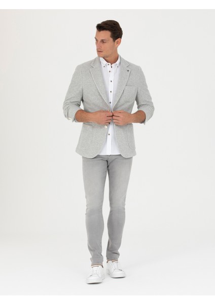 Erkek Gri Slim Fit Ceket 50264750-VR024 <p STYLE="PADDING-BOTTOM:10PX;">%93 Pamuk ve %7 Poliamid Karışımı Kumaşıyla Klasik Ceket, Gün Boyu Rahatlık Sağlar. Mono Yaka Tasarımı, Ceketin Klasik Çizgisini Korurken Minimal Bir Estetik Sunar. Mono Yaka, Cekete Temiz ve Düzenli Bir Görünüm Katarken, Iş Veya Günlük Ortamlarda Rahatlıkla Kullanılabilir Hale Getirir. Slim Fit Kalıbı ile Bedene Uyum Sağlayarak Vücut Hatlarını Zarif Bir Şekilde Öne Çıkarır, Böylece Modern Bir Siluet Yaratır. Ceketin Torba Cepleri, Işlevsel Bir Detay Sunar ve Rahat Bir Kullanım Sağlarken Ceketin Sade Yapısını Bozmadan Günlük Ihtiyaçlara Pratik Bir Çözüm Getirir. <p STYLE="PADDING-BOTTOM:10PX;">CEKETIN Yumuşak Gri Rengi, Birçok Farklı Renkle Kolayca Kombinlenebilme Imkânı Sağlar. Gri Ton, Hem Açık Hem De Koyu Tonlarla Mükemmel Uyum Yakalar. Kumaşın Dokusu, Hafif Esnek Yapısı Sayesinde Vücuda Doğal Bir Uyum Sunar ve Hareket Kolaylığı Sağlar. Her Bir Detayında Özenle Işlenmiş Dikişleri ve Kaliteli Işçiliği ile Dikkat Çeken Ceket, Sade Tarzından Ödün Vermeyenlerin Gardırobunda Kendine Özel Bir Yer Edinir. Şık Düğmeleri ve Cep Detayları, Ceketin Tasarımını Tamamlar. <p STYLE="PADDING-BOTTOM:10PX;">MODEL, 188 cm Boyunda, 85 kg Ağırlığında Olup, 100 cm Göğüs, 84 cm Bel ve 96 cm Basen Ölçülerine Sahip ve 48 Beden Giymektedir.