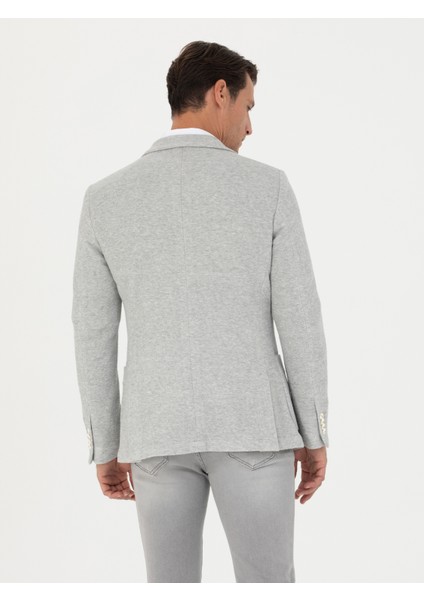 Erkek Gri Slim Fit Ceket 50264750-VR024 <p STYLE="PADDING-BOTTOM:10PX;">%93 Pamuk ve %7 Poliamid Karışımı Kumaşıyla Klasik Ceket, Gün Boyu Rahatlık Sağlar. Mono Yaka Tasarımı, Ceketin Klasik Çizgisini Korurken Minimal Bir Estetik Sunar. Mono Yaka, Cekete Temiz ve Düzenli Bir Görünüm Katarken, Iş Veya Günlük Ortamlarda Rahatlıkla Kullanılabilir Hale Getirir. Slim Fit Kalıbı ile Bedene Uyum Sağlayarak Vücut Hatlarını Zarif Bir Şekilde Öne Çıkarır, Böylece Modern Bir Siluet Yaratır. Ceketin Torba Cepleri, Işlevsel Bir Detay Sunar ve Rahat Bir Kullanım Sağlarken Ceketin Sade Yapısını Bozmadan Günlük Ihtiyaçlara Pratik Bir Çözüm Getirir. <p STYLE="PADDING-BOTTOM:10PX;">CEKETIN Yumuşak Gri Rengi, Birçok Farklı Renkle Kolayca Kombinlenebilme Imkânı Sağlar. Gri Ton, Hem Açık Hem De Koyu Tonlarla Mükemmel Uyum Yakalar. Kumaşın Dokusu, Hafif Esnek Yapısı Sayesinde Vücuda Doğal Bir Uyum Sunar ve Hareket Kolaylığı Sağlar. Her Bir Detayında Özenle Işlenmiş Dikişleri ve Kaliteli Işçiliği ile Dikkat Çeken Ceket, Sade Tarzından Ödün Vermeyenlerin Gardırobunda Kendine Özel Bir Yer Edinir. Şık Düğmeleri ve Cep Detayları, Ceketin Tasarımını Tamamlar. <p STYLE="PADDING-BOTTOM:10PX;">MODEL, 188 cm Boyunda, 85 kg Ağırlığında Olup, 100 cm Göğüs, 84 cm Bel ve 96 cm Basen Ölçülerine Sahip ve 48 Beden Giymektedir.