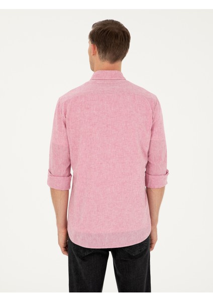 Erkek Kırmızı Slim Fit Keten Karışımlı Gömlek 50266184-VR030 <p STYLE="PADDING-BOTTOM:10PX;">GÖZ Alıcı Tasarımı ve Şık Tasarımıyla Keten Gömlek, Yaz Aylarında Rahat Bir Kullanım Sunan Hafif ve Nefes Alabilen Yapısıyla Öne Çıkar. Kırmızı Rengi ve Düz Deseni, Sade ve Şık Bir Tarz Benimsemek Isteyenler Için Mükemmel Bir Seçenek Oluşturur. Slim Fit Kesimi Sayesinde Vücuda Otururken Hareket Özgürlüğü Sağlar. Ketenin Sağladığı Serinlik ve Pamuklu Kumaşın Yumuşaklığı Gömleği Hem Günlük Kullanıma Hem De Özel Günlerdeki Kombinlere Uygun Hale Getirir. <p STYLE="PADDING-BOTTOM:10PX;">UZUN Kollu Tasarımı, Serin Yaz Akşamlarında Veya Bahar Günlerinde Rahatlıkla Kullanılabilir. Cepsiz ve Düğmeli Yakası, Klasik Bir Görünüm Sunarken Sade Detayları Şıklık Yaratır. Kolay Ütülenebilir Yapısıyla Bakım Açısından Da Pratiklik Sunan Gömlek, Özellikle Sık Seyahat Eden Ya Da Yoğun Iş Temposunda Olanlar Için Ideal Bir Parça Olarak Öne Çıkar. Kırmızı Rengi, Farklı Pantolon ve Şortlarla Kolayca Kombinlenebilir ve Günlük Hayatta Sportif Ya Da Şık Bir Görünüm Yaratmanıza Yardımcı Olur. <p STYLE="PADDING-BOTTOM:10PX;">MODEL, 189 cm Boyunda ve 72 kg Ağırlığındadır. Göğüs Ölçüsü 103 Cm, Bel Ölçüsü 84 cm ve Basen Ölçüsü 100 cm Olan Model, M Beden Giymektedir. Slim Fit Kesimi Sayesinde Vücuda Otururken Hareket Kısıtlaması Yaşatmaz. Hafif Kumaşı ve Modern Kesimiyle Her Yaştan Erkeğe Hitap Eden Model, Rahatlık ve Şıklığı Bir Arada Sunar.