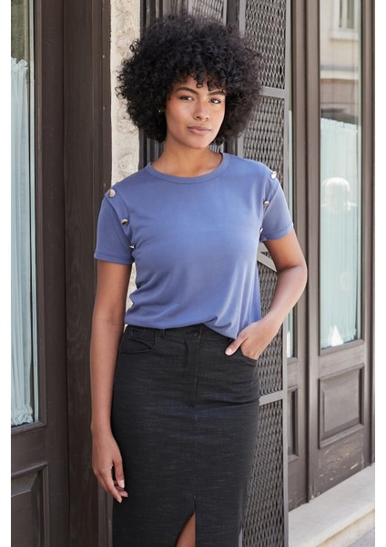 Kadın Kaliteli Modal Kumaş Sıfır Yaka Düğme Aksesuarlı Kısa Kol T-Shirt Bluz-Indigo