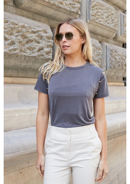 Kadın Kaliteli Modal Kumaş Sıfır Yaka Düğme Aksesuarlı Kısa Kol T-Shirt Bluz-Antrasit