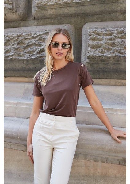 Kadın Kaliteli Modal Kumaş Sıfır Yaka Düğme Aksesuarlı Kısa Kol T-Shirt Bluz-Kahve