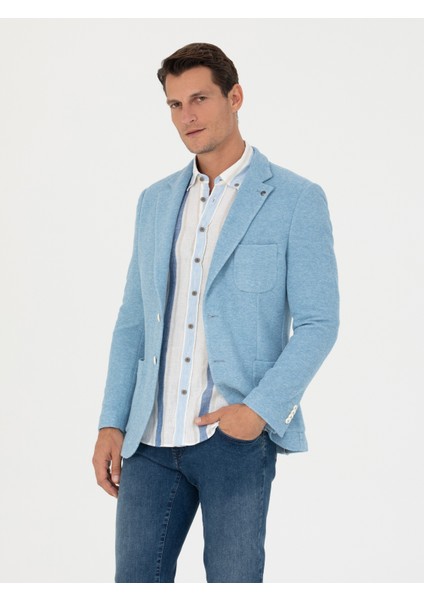 Erkek Mavi Slim Fit Ceket 50264750-VR036 <p STYLE="PADDING-BOTTOM:10PX;">%93 Pamuk ve %7 Poliamid Kumaştan Üretilen Mavi Klasik Ceket, Yumuşak Dokusu ve Hafif Yapısıyla Konforu Ön Plana Çıkarır. Pamuk Ağırlıklı Yapısı Sayesinde Nefes Alabilir Bir Özellik Sunar. Böylece Özellikle Bahar ve Yaz Aylarında Ferah Bir Kullanım Sağlar. Slim Fit Kalıbı Vücuda Tam Oturarak Modern ve Maskülen Bir Görünüm Sunar. Mono Yaka Tasarımı, Ceketin Klasik ve Zamansız Çizgisine Vurgu Yapar. Sade ve Şık Yaka Tipi ile Her Türlü Kombine Uyum Sağlar. Mavi Tonu, Hem Günlük Kullanımda Hem De Özel Etkinliklerde Rahatlıkla Tercih Edilebilir. <p STYLE="PADDING-BOTTOM:10PX;">TORBA Cep Detayları Ise Ceketin Işlevselliğini Artırır. Yumuşak Dokusuyla Öne Çıkan Pamuklu Kumaşı, Gün Boyu Konfor Sağlarken Poliamid Karışımı ile Ceketin Dayanıklılığını Artırır. Hem Ofis Şıklığına Hem De Günlük Rahat Kombinlere Uyum Sağlayabilen Ceket, Jean Ya Da Klasik Pantolonlarla Kolayca Kombinlenebilir. Ince Dokusu Sayesinde Mevsim Geçişlerinde De Ideal Bir Parça Olarak Öne Çıkar. <p STYLE="PADDING-BOTTOM:10PX;">MODEL 188 cm Boyunda, 85 kg Ağırlığında, 100 cm Göğüs, 84 cm Bel, 96 cm Basen Ölçülerine Sahip Olup 48 Beden Ceket Giymektedir.