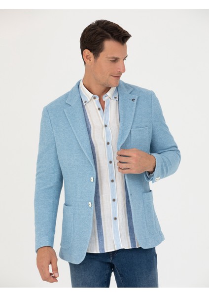 Erkek Mavi Slim Fit Ceket 50264750-VR036 <p STYLE="PADDING-BOTTOM:10PX;">%93 Pamuk ve %7 Poliamid Kumaştan Üretilen Mavi Klasik Ceket, Yumuşak Dokusu ve Hafif Yapısıyla Konforu Ön Plana Çıkarır. Pamuk Ağırlıklı Yapısı Sayesinde Nefes Alabilir Bir Özellik Sunar. Böylece Özellikle Bahar ve Yaz Aylarında Ferah Bir Kullanım Sağlar. Slim Fit Kalıbı Vücuda Tam Oturarak Modern ve Maskülen Bir Görünüm Sunar. Mono Yaka Tasarımı, Ceketin Klasik ve Zamansız Çizgisine Vurgu Yapar. Sade ve Şık Yaka Tipi ile Her Türlü Kombine Uyum Sağlar. Mavi Tonu, Hem Günlük Kullanımda Hem De Özel Etkinliklerde Rahatlıkla Tercih Edilebilir. <p STYLE="PADDING-BOTTOM:10PX;">TORBA Cep Detayları Ise Ceketin Işlevselliğini Artırır. Yumuşak Dokusuyla Öne Çıkan Pamuklu Kumaşı, Gün Boyu Konfor Sağlarken Poliamid Karışımı ile Ceketin Dayanıklılığını Artırır. Hem Ofis Şıklığına Hem De Günlük Rahat Kombinlere Uyum Sağlayabilen Ceket, Jean Ya Da Klasik Pantolonlarla Kolayca Kombinlenebilir. Ince Dokusu Sayesinde Mevsim Geçişlerinde De Ideal Bir Parça Olarak Öne Çıkar. <p STYLE="PADDING-BOTTOM:10PX;">MODEL 188 cm Boyunda, 85 kg Ağırlığında, 100 cm Göğüs, 84 cm Bel, 96 cm Basen Ölçülerine Sahip Olup 48 Beden Ceket Giymektedir.