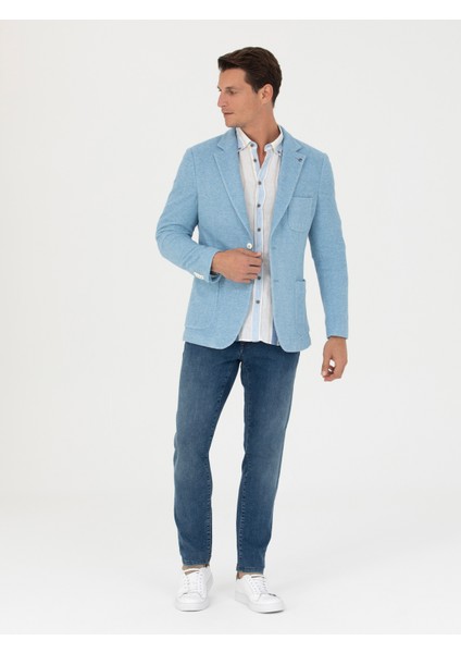 Erkek Mavi Slim Fit Ceket 50264750-VR036 <p STYLE="PADDING-BOTTOM:10PX;">%93 Pamuk ve %7 Poliamid Kumaştan Üretilen Mavi Klasik Ceket, Yumuşak Dokusu ve Hafif Yapısıyla Konforu Ön Plana Çıkarır. Pamuk Ağırlıklı Yapısı Sayesinde Nefes Alabilir Bir Özellik Sunar. Böylece Özellikle Bahar ve Yaz Aylarında Ferah Bir Kullanım Sağlar. Slim Fit Kalıbı Vücuda Tam Oturarak Modern ve Maskülen Bir Görünüm Sunar. Mono Yaka Tasarımı, Ceketin Klasik ve Zamansız Çizgisine Vurgu Yapar. Sade ve Şık Yaka Tipi ile Her Türlü Kombine Uyum Sağlar. Mavi Tonu, Hem Günlük Kullanımda Hem De Özel Etkinliklerde Rahatlıkla Tercih Edilebilir. <p STYLE="PADDING-BOTTOM:10PX;">TORBA Cep Detayları Ise Ceketin Işlevselliğini Artırır. Yumuşak Dokusuyla Öne Çıkan Pamuklu Kumaşı, Gün Boyu Konfor Sağlarken Poliamid Karışımı ile Ceketin Dayanıklılığını Artırır. Hem Ofis Şıklığına Hem De Günlük Rahat Kombinlere Uyum Sağlayabilen Ceket, Jean Ya Da Klasik Pantolonlarla Kolayca Kombinlenebilir. Ince Dokusu Sayesinde Mevsim Geçişlerinde De Ideal Bir Parça Olarak Öne Çıkar. <p STYLE="PADDING-BOTTOM:10PX;">MODEL 188 cm Boyunda, 85 kg Ağırlığında, 100 cm Göğüs, 84 cm Bel, 96 cm Basen Ölçülerine Sahip Olup 48 Beden Ceket Giymektedir.