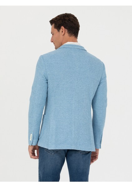 Erkek Mavi Slim Fit Ceket 50264750-VR036 <p STYLE="PADDING-BOTTOM:10PX;">%93 Pamuk ve %7 Poliamid Kumaştan Üretilen Mavi Klasik Ceket, Yumuşak Dokusu ve Hafif Yapısıyla Konforu Ön Plana Çıkarır. Pamuk Ağırlıklı Yapısı Sayesinde Nefes Alabilir Bir Özellik Sunar. Böylece Özellikle Bahar ve Yaz Aylarında Ferah Bir Kullanım Sağlar. Slim Fit Kalıbı Vücuda Tam Oturarak Modern ve Maskülen Bir Görünüm Sunar. Mono Yaka Tasarımı, Ceketin Klasik ve Zamansız Çizgisine Vurgu Yapar. Sade ve Şık Yaka Tipi ile Her Türlü Kombine Uyum Sağlar. Mavi Tonu, Hem Günlük Kullanımda Hem De Özel Etkinliklerde Rahatlıkla Tercih Edilebilir. <p STYLE="PADDING-BOTTOM:10PX;">TORBA Cep Detayları Ise Ceketin Işlevselliğini Artırır. Yumuşak Dokusuyla Öne Çıkan Pamuklu Kumaşı, Gün Boyu Konfor Sağlarken Poliamid Karışımı ile Ceketin Dayanıklılığını Artırır. Hem Ofis Şıklığına Hem De Günlük Rahat Kombinlere Uyum Sağlayabilen Ceket, Jean Ya Da Klasik Pantolonlarla Kolayca Kombinlenebilir. Ince Dokusu Sayesinde Mevsim Geçişlerinde De Ideal Bir Parça Olarak Öne Çıkar. <p STYLE="PADDING-BOTTOM:10PX;">MODEL 188 cm Boyunda, 85 kg Ağırlığında, 100 cm Göğüs, 84 cm Bel, 96 cm Basen Ölçülerine Sahip Olup 48 Beden Ceket Giymektedir.