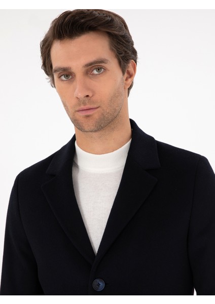 Erkek Lacivert Yün Karışımlı Ex. Slim Fit Palto 50293650-VR033 <p STYLE="PADDING-BOTTOM:10PX;">%67 Yün, %29 Dayanaklı Sentetik Lif, %3 Poliamid ve %1 Pamuk Karışımı Kumaş Yapısıyla Lacivert Palto, Soğuk Havalara Karşı Etkili Bir Koruma Sağlar. Yüksek Oranda Yün Içeriği ile Hem Sıcaklık Sunar Hem De Yumuşak Dokusuyla Cilt Dostu Bir Konfor Yaratır. Dayanaklı Sentetik Lif ve Poliamid Dokunuşları Sayesinde Dayanıklılığı Artırılan Kumaş, Uzun Ömürlü Bir Kullanım Sağlar. Yumuşak Dokusuyla Ciltte Konforlu Bir His Yaratır ve Gün Boyu Rahat Bir Kullanım Sunar. Ex.slim Fit Kalıbı, Vücuda Oturan Modern Bir Silüet Oluşturur. <p STYLE="PADDING-BOTTOM:10PX;">OMUZLARDAN Itibaren Düzgün Bir Şekilde Inen Kesimiyle Özgüvenli Bir Duruş Sergiler. Cep Detayları, Pratik Bir Kullanım Olanağı Sunarak, Hem El Sıcaklığı Için Hem De Küçük Eşyalarınızı Taşımak Için Idealdir. Paltodaki Dik Yaka Kesimi, Boyun Çevresinde Ekstra Koruma Sağlar, Soğuk Havalarda Ekstra Rahatlık Sunar. Şehir Hayatının Dinamizmine Ayak Uyduran Tasarım, Hem Iş Hem De Özel Günlerde Fark Yaratmak Isteyenler Için Mükemmel Bir Tercih Sunmaktadır. <p STYLE="PADDING-BOTTOM:10PX;">189 cm Boyunda, 72 kg Ağırlığında, 103 cm Göğüs, 84 cm Bel ve 100 cm Basen Ölçülerine Sahip Olan Model, 48 Beden Giymektedir.