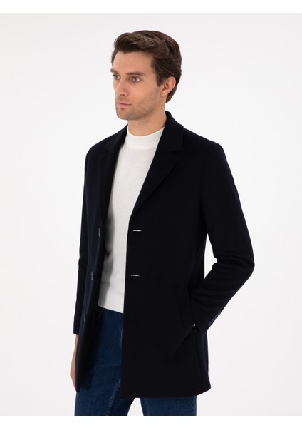Erkek Lacivert Yün Karışımlı Ex. Slim Fit Palto 50293650-VR033 <p STYLE="PADDING-BOTTOM:10PX;">%67 Yün, %29 Dayanaklı Sentetik Lif, %3 Poliamid ve %1 Pamuk Karışımı Kumaş Yapısıyla Lacivert Palto, Soğuk Havalara Karşı Etkili Bir Koruma Sağlar. Yüksek Oranda Yün Içeriği ile Hem Sıcaklık Sunar Hem De Yumuşak Dokusuyla Cilt Dostu Bir Konfor Yaratır. Dayanaklı Sentetik Lif ve Poliamid Dokunuşları Sayesinde Dayanıklılığı Artırılan Kumaş, Uzun Ömürlü Bir Kullanım Sağlar. Yumuşak Dokusuyla Ciltte Konforlu Bir His Yaratır ve Gün Boyu Rahat Bir Kullanım Sunar. Ex.slim Fit Kalıbı, Vücuda Oturan Modern Bir Silüet Oluşturur. <p STYLE="PADDING-BOTTOM:10PX;">OMUZLARDAN Itibaren Düzgün Bir Şekilde Inen Kesimiyle Özgüvenli Bir Duruş Sergiler. Cep Detayları, Pratik Bir Kullanım Olanağı Sunarak, Hem El Sıcaklığı Için Hem De Küçük Eşyalarınızı Taşımak Için Idealdir. Paltodaki Dik Yaka Kesimi, Boyun Çevresinde Ekstra Koruma Sağlar, Soğuk Havalarda Ekstra Rahatlık Sunar. Şehir Hayatının Dinamizmine Ayak Uyduran Tasarım, Hem Iş Hem De Özel Günlerde Fark Yaratmak Isteyenler Için Mükemmel Bir Tercih Sunmaktadır. <p STYLE="PADDING-BOTTOM:10PX;">189 cm Boyunda, 72 kg Ağırlığında, 103 cm Göğüs, 84 cm Bel ve 100 cm Basen Ölçülerine Sahip Olan Model, 48 Beden Giymektedir.