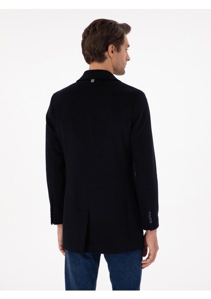 Erkek Lacivert Yün Karışımlı Ex. Slim Fit Palto 50293650-VR033 <p STYLE="PADDING-BOTTOM:10PX;">%67 Yün, %29 Dayanaklı Sentetik Lif, %3 Poliamid ve %1 Pamuk Karışımı Kumaş Yapısıyla Lacivert Palto, Soğuk Havalara Karşı Etkili Bir Koruma Sağlar. Yüksek Oranda Yün Içeriği ile Hem Sıcaklık Sunar Hem De Yumuşak Dokusuyla Cilt Dostu Bir Konfor Yaratır. Dayanaklı Sentetik Lif ve Poliamid Dokunuşları Sayesinde Dayanıklılığı Artırılan Kumaş, Uzun Ömürlü Bir Kullanım Sağlar. Yumuşak Dokusuyla Ciltte Konforlu Bir His Yaratır ve Gün Boyu Rahat Bir Kullanım Sunar. Ex.slim Fit Kalıbı, Vücuda Oturan Modern Bir Silüet Oluşturur. <p STYLE="PADDING-BOTTOM:10PX;">OMUZLARDAN Itibaren Düzgün Bir Şekilde Inen Kesimiyle Özgüvenli Bir Duruş Sergiler. Cep Detayları, Pratik Bir Kullanım Olanağı Sunarak, Hem El Sıcaklığı Için Hem De Küçük Eşyalarınızı Taşımak Için Idealdir. Paltodaki Dik Yaka Kesimi, Boyun Çevresinde Ekstra Koruma Sağlar, Soğuk Havalarda Ekstra Rahatlık Sunar. Şehir Hayatının Dinamizmine Ayak Uyduran Tasarım, Hem Iş Hem De Özel Günlerde Fark Yaratmak Isteyenler Için Mükemmel Bir Tercih Sunmaktadır. <p STYLE="PADDING-BOTTOM:10PX;">189 cm Boyunda, 72 kg Ağırlığında, 103 cm Göğüs, 84 cm Bel ve 100 cm Basen Ölçülerine Sahip Olan Model, 48 Beden Giymektedir.