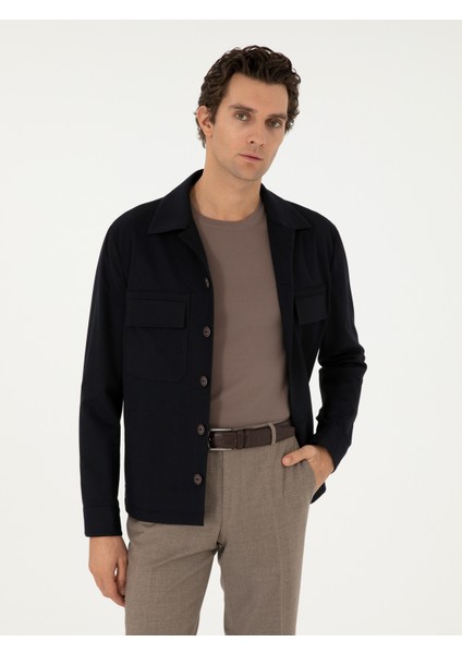 Erkek Koyu Lacivert Regular Fit Ceket 50293355-VR100 <p STYLE="PADDING-BOTTOM:10PX;">MODERN ve Zamansız Tasarımıyla Koyu Lacivert Erkek Ceketi, Stil Sahibi Erkekler Için Kusursuz Bir Seçenek Sunar. Regular Fit Kalıbı, Vücuda Dengeli Bir Oturuş Sağlarken Gün Boyu Konfor Sunar. Şık ve Sofistike Duruşu ile Hem Resmi Hem De Smart-Casual Kombinlere Kolayca Uyum Sağlar. <p STYLE="PADDING-BOTTOM:10PX;">DÜZ Deseni, Minimal ve Zarif Bir Görünüm Sunarken, Klasik Yaka Detayı Cekete Güçlü Bir Karakter Kazandırır. Ön Yüzeyde Yer Alan Simetrik Kapaklı Cepler, Fonksiyonelliği Artırırken Estetik Bir Denge Oluşturur. Önden Düğmeli Kapanış Sistemi, Hem Klasik Bir Görünüm Sunar Hem De Kullanım Kolaylığı Sağlar. <p STYLE="PADDING-BOTTOM:10PX;">YÜKSEK Kaliteli Kumaşı, Yumuşak Dokusuyla Gün Boyu Rahatlık Sunarken Dayanıklı Yapısı Uzun Ömürlü Kullanım Imkanı Tanır. Hafif ve Nefes Alabilen Dokusu, Mevsim Geçişlerinde Ideal Bir Kullanım Deneyimi Sunar. Koyu Lacivert Tonu, Güçlü Bir Tarz Yaratırken, Nötr Renkli Parçalarla Kolayca Kombinlenebilir. Açık Renkli Pantolonlarla Kontrast Oluştururken, Koyu Tonlarla Birleştiğinde Klasik Bir Uyum Yakalar. Günlük Şehir Hayatında, Iş Ortamlarında Veya Sosyal Etkinliklerde Rahatlıkla Tercih Edilebilir. <p STYLE="PADDING-BOTTOM:10PX;">MODELIN Boyu 189 Cm, Kilosu Ise 72 Kg’dır. Modelin Göğüs Ölçüsü 103 Cm, Bel Ölçüsü 84 cm ve Basen Ölçüsü 100 Cm’dir. Model Üzerindeki Ürün Bedeni Ise 50'dir.