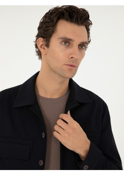 Erkek Koyu Lacivert Regular Fit Ceket 50293355-VR100 <p STYLE="PADDING-BOTTOM:10PX;">MODERN ve Zamansız Tasarımıyla Koyu Lacivert Erkek Ceketi, Stil Sahibi Erkekler Için Kusursuz Bir Seçenek Sunar. Regular Fit Kalıbı, Vücuda Dengeli Bir Oturuş Sağlarken Gün Boyu Konfor Sunar. Şık ve Sofistike Duruşu ile Hem Resmi Hem De Smart-Casual Kombinlere Kolayca Uyum Sağlar. <p STYLE="PADDING-BOTTOM:10PX;">DÜZ Deseni, Minimal ve Zarif Bir Görünüm Sunarken, Klasik Yaka Detayı Cekete Güçlü Bir Karakter Kazandırır. Ön Yüzeyde Yer Alan Simetrik Kapaklı Cepler, Fonksiyonelliği Artırırken Estetik Bir Denge Oluşturur. Önden Düğmeli Kapanış Sistemi, Hem Klasik Bir Görünüm Sunar Hem De Kullanım Kolaylığı Sağlar. <p STYLE="PADDING-BOTTOM:10PX;">YÜKSEK Kaliteli Kumaşı, Yumuşak Dokusuyla Gün Boyu Rahatlık Sunarken Dayanıklı Yapısı Uzun Ömürlü Kullanım Imkanı Tanır. Hafif ve Nefes Alabilen Dokusu, Mevsim Geçişlerinde Ideal Bir Kullanım Deneyimi Sunar. Koyu Lacivert Tonu, Güçlü Bir Tarz Yaratırken, Nötr Renkli Parçalarla Kolayca Kombinlenebilir. Açık Renkli Pantolonlarla Kontrast Oluştururken, Koyu Tonlarla Birleştiğinde Klasik Bir Uyum Yakalar. Günlük Şehir Hayatında, Iş Ortamlarında Veya Sosyal Etkinliklerde Rahatlıkla Tercih Edilebilir. <p STYLE="PADDING-BOTTOM:10PX;">MODELIN Boyu 189 Cm, Kilosu Ise 72 Kg’dır. Modelin Göğüs Ölçüsü 103 Cm, Bel Ölçüsü 84 cm ve Basen Ölçüsü 100 Cm’dir. Model Üzerindeki Ürün Bedeni Ise 50'dir.
