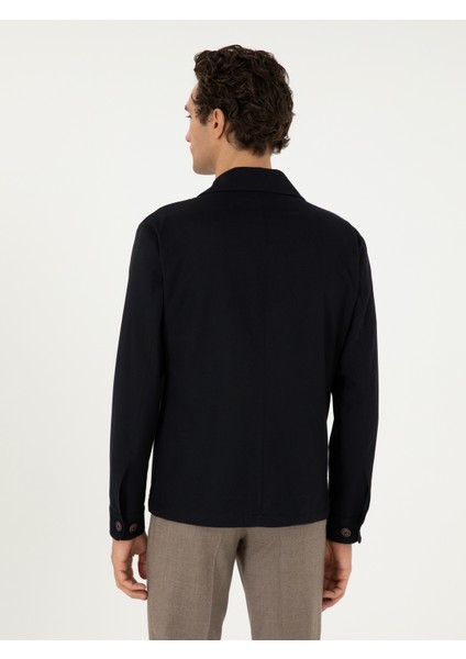 Erkek Koyu Lacivert Regular Fit Ceket 50293355-VR100 <p STYLE="PADDING-BOTTOM:10PX;">MODERN ve Zamansız Tasarımıyla Koyu Lacivert Erkek Ceketi, Stil Sahibi Erkekler Için Kusursuz Bir Seçenek Sunar. Regular Fit Kalıbı, Vücuda Dengeli Bir Oturuş Sağlarken Gün Boyu Konfor Sunar. Şık ve Sofistike Duruşu ile Hem Resmi Hem De Smart-Casual Kombinlere Kolayca Uyum Sağlar. <p STYLE="PADDING-BOTTOM:10PX;">DÜZ Deseni, Minimal ve Zarif Bir Görünüm Sunarken, Klasik Yaka Detayı Cekete Güçlü Bir Karakter Kazandırır. Ön Yüzeyde Yer Alan Simetrik Kapaklı Cepler, Fonksiyonelliği Artırırken Estetik Bir Denge Oluşturur. Önden Düğmeli Kapanış Sistemi, Hem Klasik Bir Görünüm Sunar Hem De Kullanım Kolaylığı Sağlar. <p STYLE="PADDING-BOTTOM:10PX;">YÜKSEK Kaliteli Kumaşı, Yumuşak Dokusuyla Gün Boyu Rahatlık Sunarken Dayanıklı Yapısı Uzun Ömürlü Kullanım Imkanı Tanır. Hafif ve Nefes Alabilen Dokusu, Mevsim Geçişlerinde Ideal Bir Kullanım Deneyimi Sunar. Koyu Lacivert Tonu, Güçlü Bir Tarz Yaratırken, Nötr Renkli Parçalarla Kolayca Kombinlenebilir. Açık Renkli Pantolonlarla Kontrast Oluştururken, Koyu Tonlarla Birleştiğinde Klasik Bir Uyum Yakalar. Günlük Şehir Hayatında, Iş Ortamlarında Veya Sosyal Etkinliklerde Rahatlıkla Tercih Edilebilir. <p STYLE="PADDING-BOTTOM:10PX;">MODELIN Boyu 189 Cm, Kilosu Ise 72 Kg’dır. Modelin Göğüs Ölçüsü 103 Cm, Bel Ölçüsü 84 cm ve Basen Ölçüsü 100 Cm’dir. Model Üzerindeki Ürün Bedeni Ise 50'dir.