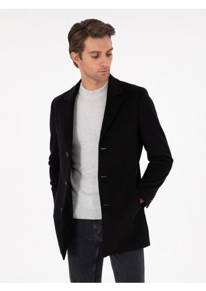 Erkek Siyah Yün Karışımlı Ex. Slim Fit Palto 50293650-VR046 <p STYLE="PADDING-BOTTOM:10PX;">%67 Yün, %29 Dayanaklı Sentetik Lif, %3 Poliamid ve %1 Pamuk Karışımından Üretilmiş Olan Siyah Palto, Üstün Kalite ve Konforu Bir Arada Sunar. Yüksek Yün Oranı Sayesinde Doğal Bir Sıcaklık Sağlar ve Soğuk Havalarda Vücudu Korur. Dayanaklı Sentetik Lif ve Poliamid Karışımı Ise Dayanıklılığı Artırarak Uzun Yıllar Boyunca Formunu Kaybetmeden Kullanılmasını Sağlar. Ince ve Hafif Pamuk Dokunuşu Ise Ciltle Uyumlu, Yumuşak Bir Temas Sunarak Konfor Seviyesini Yükseltir. <p STYLE="PADDING-BOTTOM:10PX;">EX.SLIM Fit Kesimi, Modern Erkeklerin Stiline Hitap Eden Bir Form Yaratır. Vücudu Nazikçe Saran Kesim, Şık Bir Görünüm Sunarken, Fit Yapısıyla Ince Bir Siluet Oluşturur. Paltonun Kapüşonsuz Tasarımı, Klasik ve Minimalist Bir Hava Katar. Takım Elbise, Gömlek Veya Kravat Gibi Resmi Kıyafetlerle Mükemmel Uyum Sağlar. Kolayca Giyilip Çıkarılabilir ve Vücudu Rahatsız Etmeyen Yapısı ile Dikkat Çeker. Hem Günlük Kullanımda Hem De Özel Günlerde Tercih Edilebilecek Bir Klasik Olan Siyah Palto, Stil Sahibi Erkeklerin Gardırobunda Vazgeçilmez Bir Yer Edinir. <p STYLE="PADDING-BOTTOM:10PX;">MODEL, 48 Beden Palto Giymekte Olup 189 cm Boyunda, 72 kg Ağırlığında, Göğüs Çevresi 103 Cm, Bel Çevresi 84 cm ve Basen Ölçüsü 100 Cm’dir.