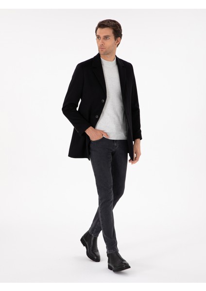 Erkek Siyah Yün Karışımlı Ex. Slim Fit Palto 50293650-VR046 <p STYLE="PADDING-BOTTOM:10PX;">%67 Yün, %29 Dayanaklı Sentetik Lif, %3 Poliamid ve %1 Pamuk Karışımından Üretilmiş Olan Siyah Palto, Üstün Kalite ve Konforu Bir Arada Sunar. Yüksek Yün Oranı Sayesinde Doğal Bir Sıcaklık Sağlar ve Soğuk Havalarda Vücudu Korur. Dayanaklı Sentetik Lif ve Poliamid Karışımı Ise Dayanıklılığı Artırarak Uzun Yıllar Boyunca Formunu Kaybetmeden Kullanılmasını Sağlar. Ince ve Hafif Pamuk Dokunuşu Ise Ciltle Uyumlu, Yumuşak Bir Temas Sunarak Konfor Seviyesini Yükseltir. <p STYLE="PADDING-BOTTOM:10PX;">EX.SLIM Fit Kesimi, Modern Erkeklerin Stiline Hitap Eden Bir Form Yaratır. Vücudu Nazikçe Saran Kesim, Şık Bir Görünüm Sunarken, Fit Yapısıyla Ince Bir Siluet Oluşturur. Paltonun Kapüşonsuz Tasarımı, Klasik ve Minimalist Bir Hava Katar. Takım Elbise, Gömlek Veya Kravat Gibi Resmi Kıyafetlerle Mükemmel Uyum Sağlar. Kolayca Giyilip Çıkarılabilir ve Vücudu Rahatsız Etmeyen Yapısı ile Dikkat Çeker. Hem Günlük Kullanımda Hem De Özel Günlerde Tercih Edilebilecek Bir Klasik Olan Siyah Palto, Stil Sahibi Erkeklerin Gardırobunda Vazgeçilmez Bir Yer Edinir. <p STYLE="PADDING-BOTTOM:10PX;">MODEL, 48 Beden Palto Giymekte Olup 189 cm Boyunda, 72 kg Ağırlığında, Göğüs Çevresi 103 Cm, Bel Çevresi 84 cm ve Basen Ölçüsü 100 Cm’dir.