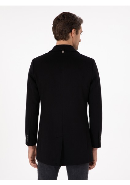 Erkek Siyah Yün Karışımlı Ex. Slim Fit Palto 50293650-VR046 <p STYLE="PADDING-BOTTOM:10PX;">%67 Yün, %29 Dayanaklı Sentetik Lif, %3 Poliamid ve %1 Pamuk Karışımından Üretilmiş Olan Siyah Palto, Üstün Kalite ve Konforu Bir Arada Sunar. Yüksek Yün Oranı Sayesinde Doğal Bir Sıcaklık Sağlar ve Soğuk Havalarda Vücudu Korur. Dayanaklı Sentetik Lif ve Poliamid Karışımı Ise Dayanıklılığı Artırarak Uzun Yıllar Boyunca Formunu Kaybetmeden Kullanılmasını Sağlar. Ince ve Hafif Pamuk Dokunuşu Ise Ciltle Uyumlu, Yumuşak Bir Temas Sunarak Konfor Seviyesini Yükseltir. <p STYLE="PADDING-BOTTOM:10PX;">EX.SLIM Fit Kesimi, Modern Erkeklerin Stiline Hitap Eden Bir Form Yaratır. Vücudu Nazikçe Saran Kesim, Şık Bir Görünüm Sunarken, Fit Yapısıyla Ince Bir Siluet Oluşturur. Paltonun Kapüşonsuz Tasarımı, Klasik ve Minimalist Bir Hava Katar. Takım Elbise, Gömlek Veya Kravat Gibi Resmi Kıyafetlerle Mükemmel Uyum Sağlar. Kolayca Giyilip Çıkarılabilir ve Vücudu Rahatsız Etmeyen Yapısı ile Dikkat Çeker. Hem Günlük Kullanımda Hem De Özel Günlerde Tercih Edilebilecek Bir Klasik Olan Siyah Palto, Stil Sahibi Erkeklerin Gardırobunda Vazgeçilmez Bir Yer Edinir. <p STYLE="PADDING-BOTTOM:10PX;">MODEL, 48 Beden Palto Giymekte Olup 189 cm Boyunda, 72 kg Ağırlığında, Göğüs Çevresi 103 Cm, Bel Çevresi 84 cm ve Basen Ölçüsü 100 Cm’dir.