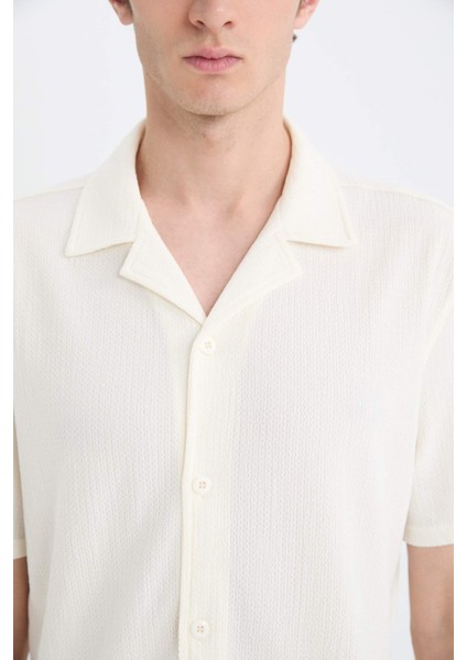 Modern Fit Dokulu Penye Kısa Kollu Beyaz Gömlek C4125AX25SM indirimleri