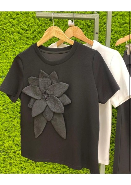 Kadın Beyaz Çiçek Aplikeli Yeni Sezon T-Shırt