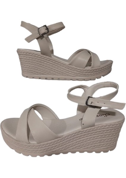 ŞNZ02-020 Kadın Bej Dolgu Topuk Günlük Şık Sandalet