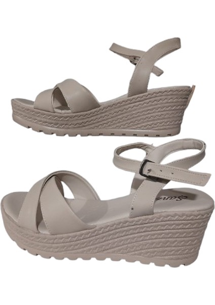 ŞNZ02-020 Kadın Bej Dolgu Topuk Günlük Şık Sandalet modelleri