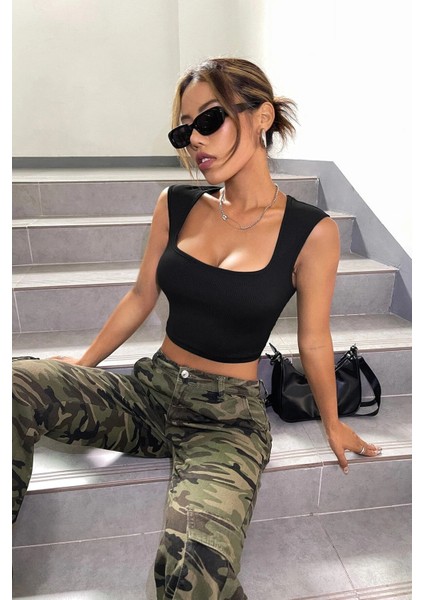 Kadın Siyah Kare Yaka Kalınlaşan Omuz Detaylı Crop Top Bluz