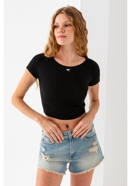 Kadın Bisiklet Yaka Fiyonk Aksesuarlı Crop T-Shirt Siyah - 25805 fiyatları