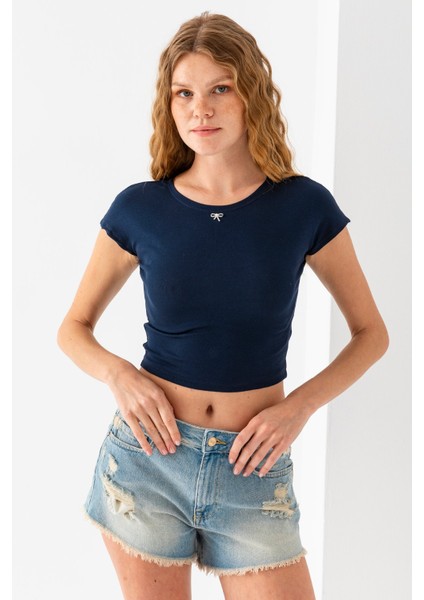 Kadın Bisiklet Yaka Fiyonk Aksesuarlı Crop T-Shirt Lacivert - 25805 fiyatları