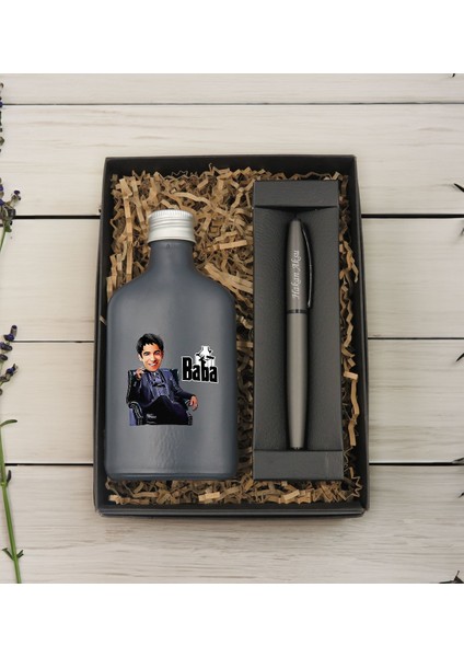 Kişiye Özel The Baba Karikatürlü Antrasit Tasarım Cam Şişede Kolonya 200 ml ve Metal Roller Kalem Hediye Seti-2, Babaya Hediye, Babalar Günü Hediyeleri, Hediyelik Baskılı Kolonya