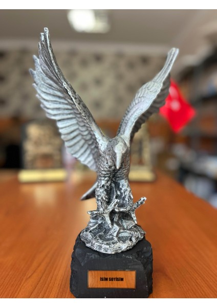 Siyah Beyazlı Taraftarlara Özel Kartal Figürü