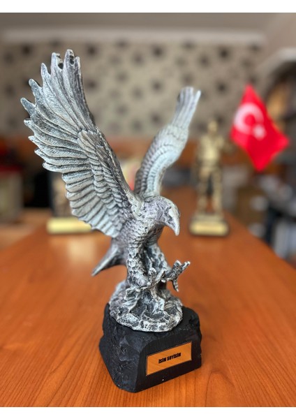 Siyah Beyazlı Taraftarlara Özel Kartal Figürü