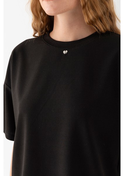 Kadın Bisiklet Yaka Kalp Aksesuarlı T-Shirt Siyah - 25773