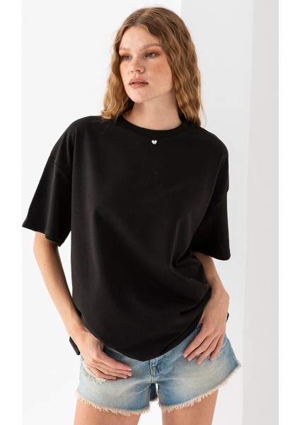 Kadın Bisiklet Yaka Kalp Aksesuarlı T-Shirt Siyah - 25773