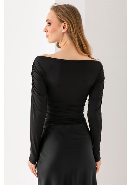 Kadın Kayık Yaka Omzu Büzgü Detaylı Uzun Kollu Bluz Siyah - 2433