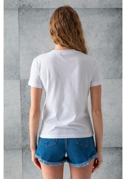 Kadın Bisiklet Yaka Ayıcık Nakışlı %100 Pamuklu T-Shirt Beyaz - 25786