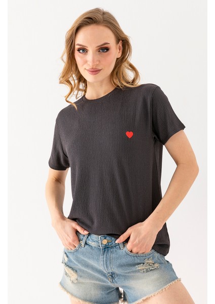 Kadın Bisiklet Yaka Kalp Nakışlı Bürümcük T-Shirt Antrasit - 254427