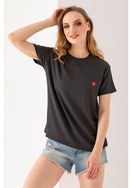 Kadın Bisiklet Yaka Kalp Nakışlı Bürümcük T-Shirt Antrasit - 254427