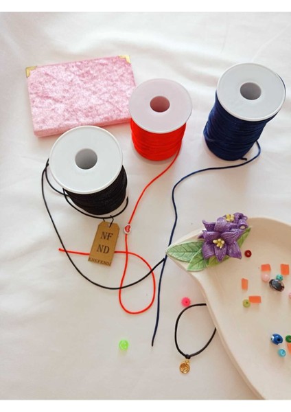 ENEFENDİ 10 Pembe Boncuk 2m Siyah 2m Lacivert 2m Kırmızı Floş Ip ve Bileklik Aparatı Plastik Hediye