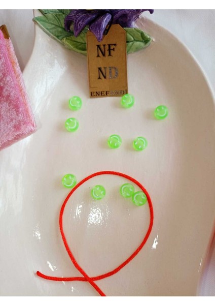 ENEFENDİ 4 Metre Kırmızı Floş Ip ve 10 Adet Gülen Yüz Yeşil Boncuk Bileklik Aparatı Sert Plastik Hediye fiyatları