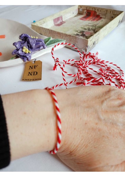 10 Adet Marteniçka Şans Bilekliği , Ip Bileklik ,uğur, Sevgili , Arkadaş , Eş Beyaz Kırmızı fırsatları