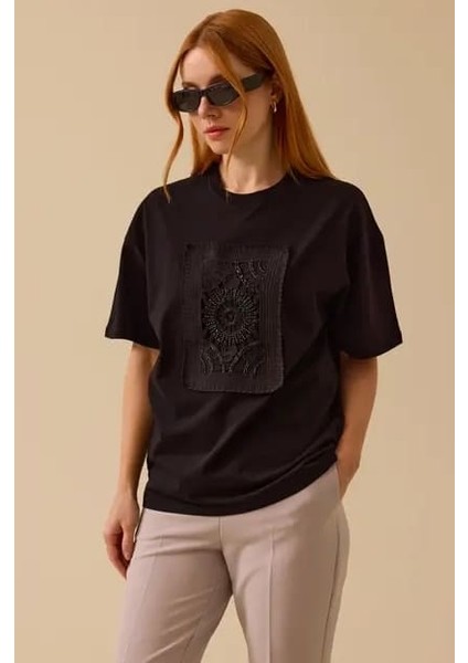 Kadın Motif Detaylı T-Shirt - Siyah