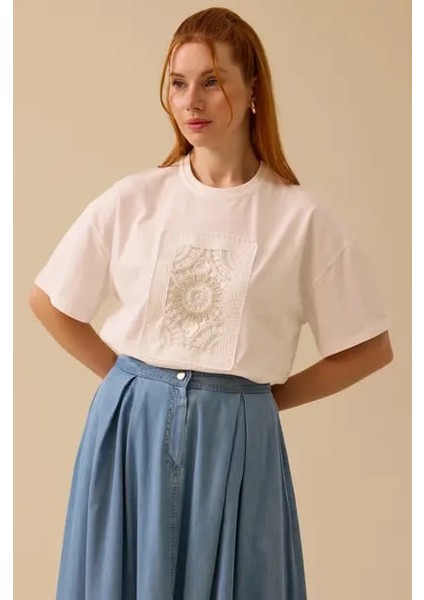 Kadın Motif Detaylı T-Shirt - Beyaz