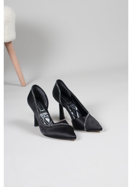 Taş Sıra Detaylı Karnı Yarık Stiletto Siyah