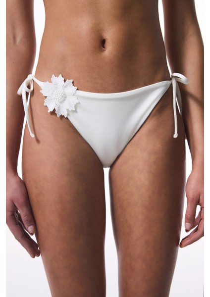 Adeline Çiçek Aksesuarlı Beyaz Bikini Altı - Gamze Erçel Koleksiyonu
