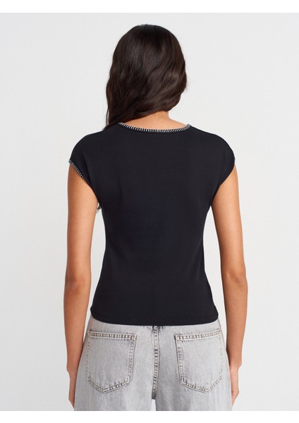 31814 Kontrast Dikiş Detaylı T-Shirt-Siyah fiyatları